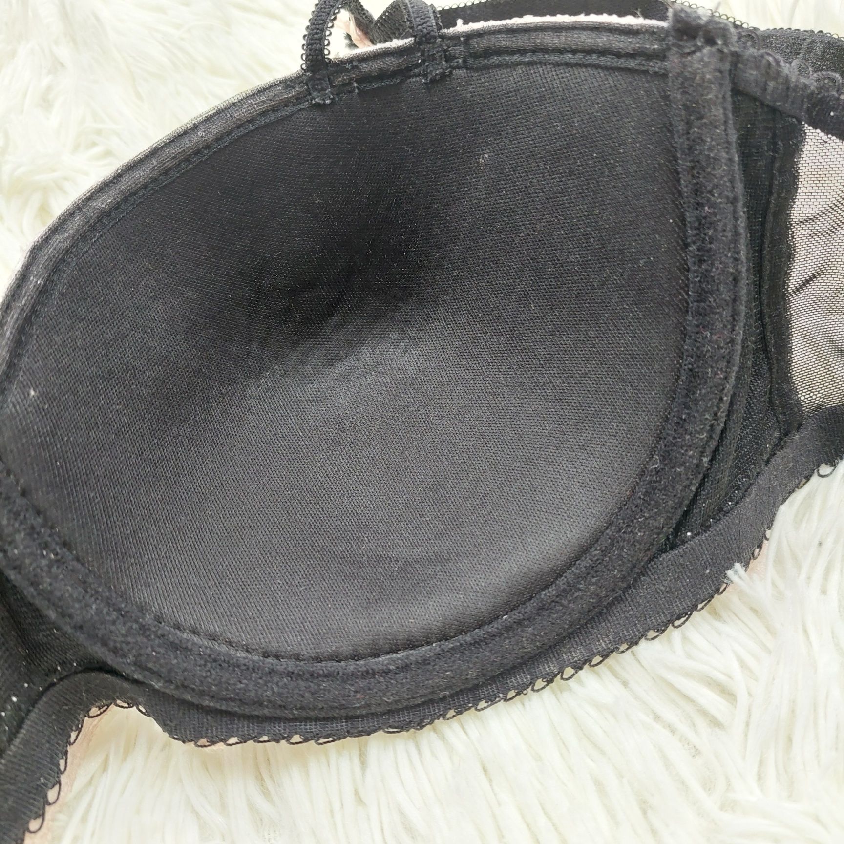 Czarny biustonosz z ozdobną koronką regulowane ramiączka 85C bardotka