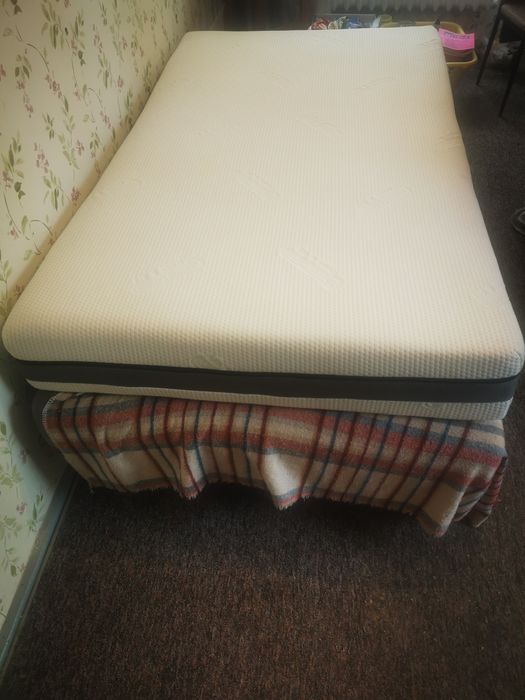 Łóżko, kanapa składana z materacem na wymiar.