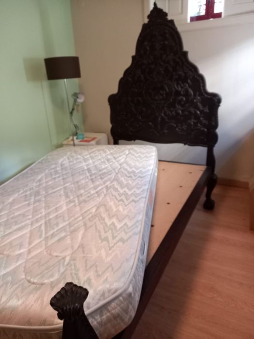 Cama em pau preto + colchão