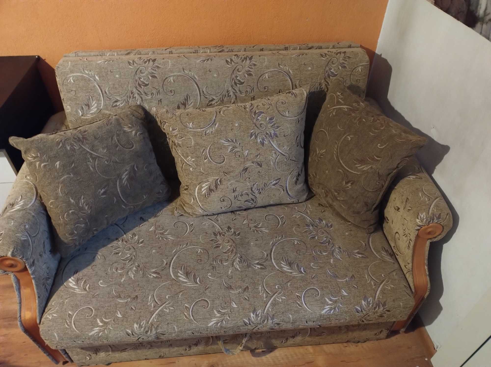 sofa rozkładana z poduszkami