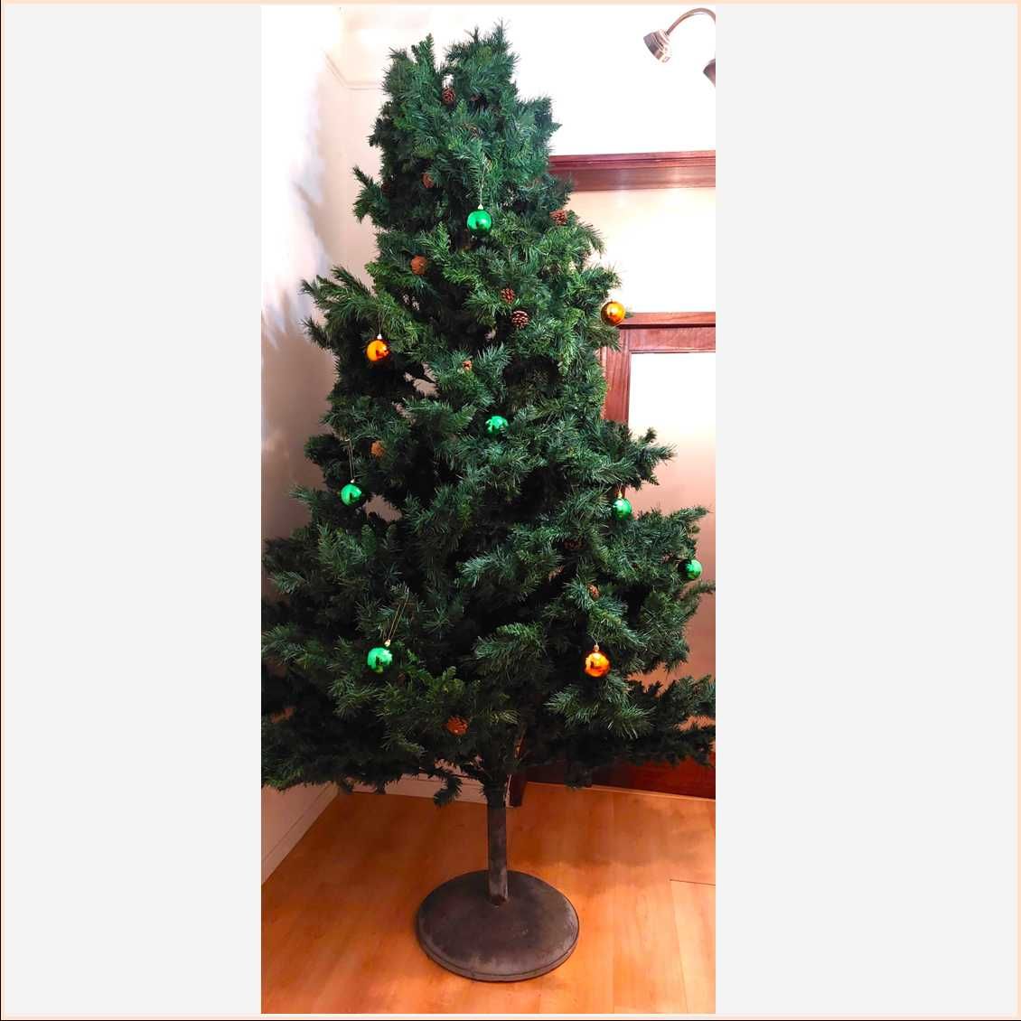 Árvore de Natal artificial muito grande (mais de 3 metros de altura)