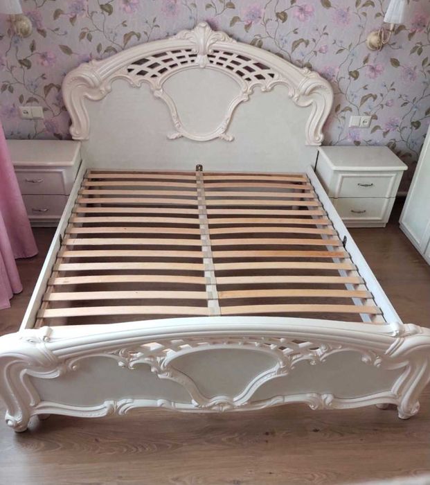 Комплект меблів для спальні: ліжко, комод, трюмо, тумби