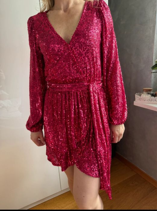 Różowa cekinowa sukienka