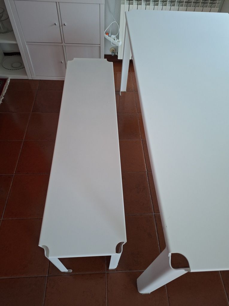 Mesa refeição + 2 bancos corridos + 1 banquinho