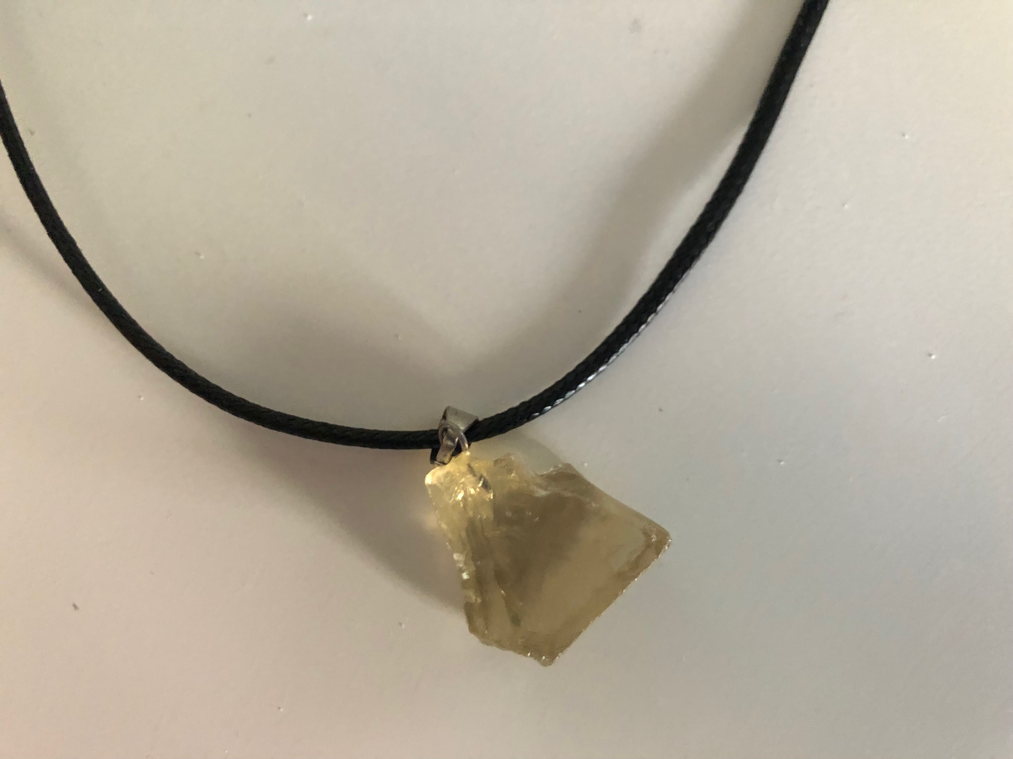Novo - Colar com pendente mineral