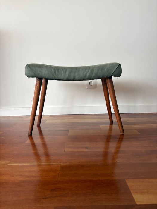 Banco vintage dos anos 60-70, com  pés de palito em madeira