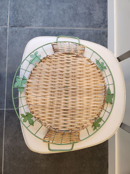 Dou a quem vier buscar - Bandeja redonda em vime e metal, com p