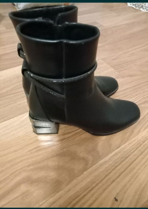 Черевики жіночі.