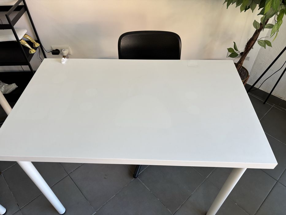 Vendo mesa com cadeira
