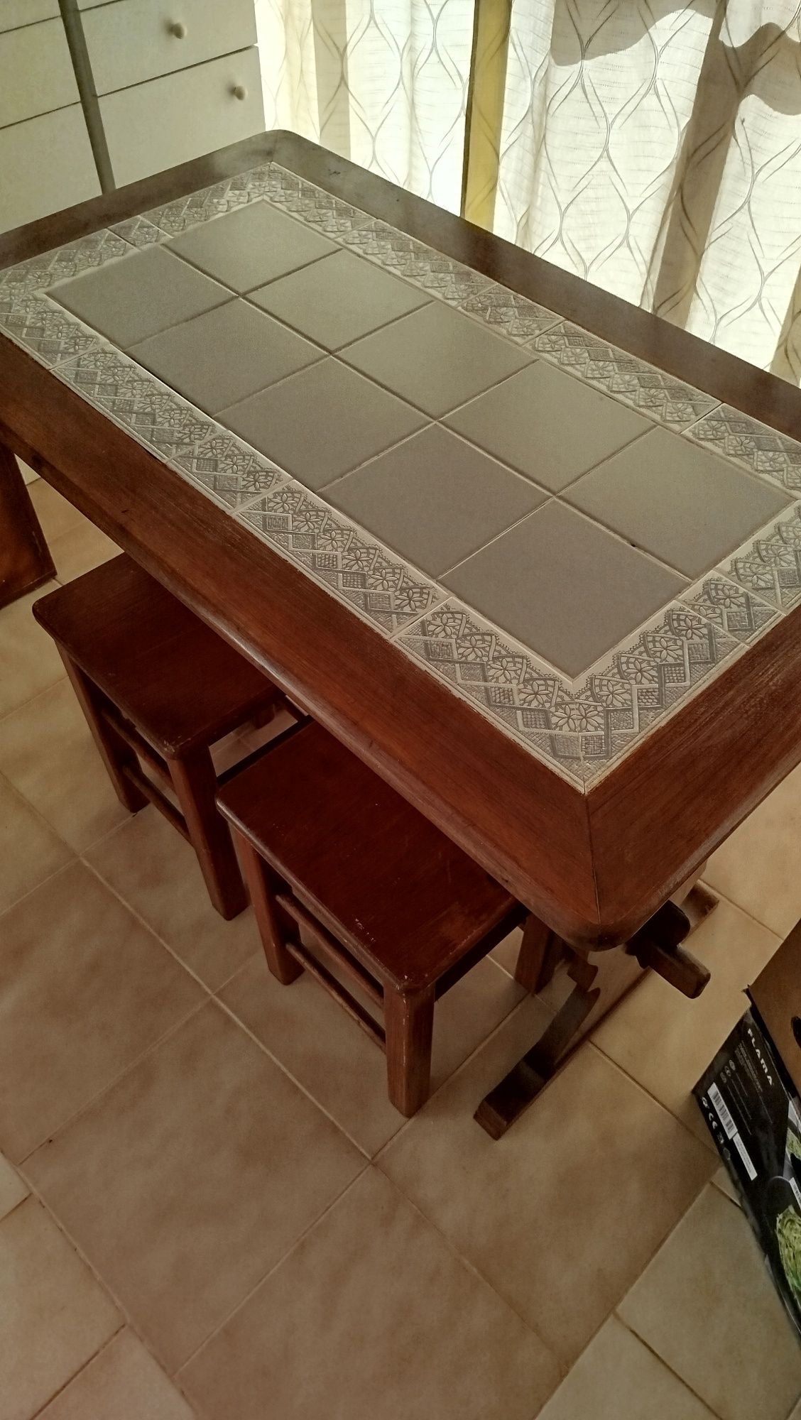 Conjunto Mesa e bancos