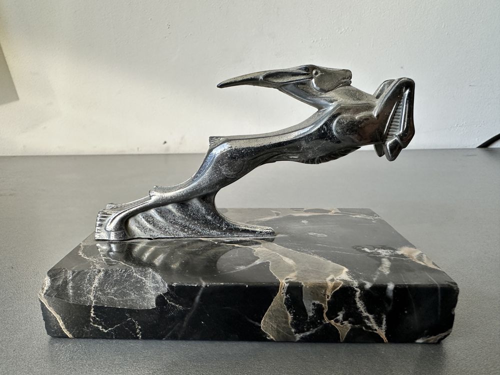 Art deco. Emblemat z maski samochodu.