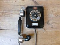 Stary telefon polski CB 27 wiszący