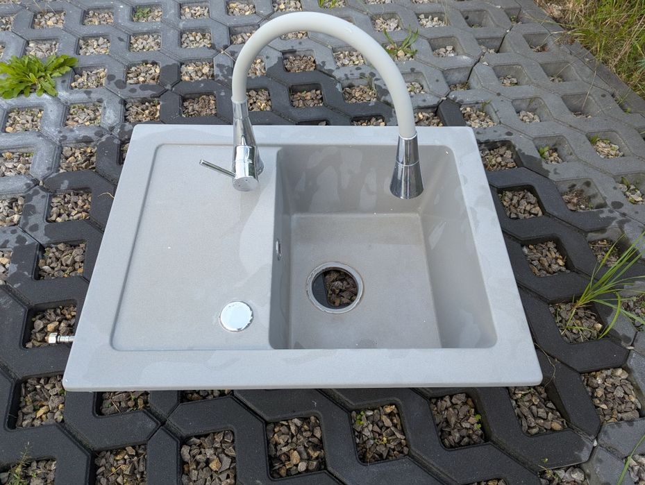 Zlew z baterią szary