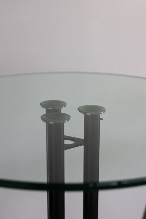 Hokery z chromowaną ramą, okrągły stolik z blatem ze szkła hartowanego