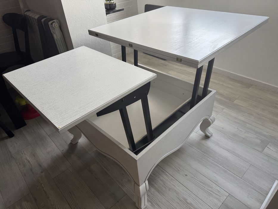 Розкладний стіл білого кольору