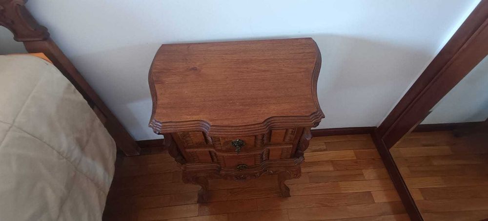 Cama antiga / vintage - quarto (cama, mesinhas e cómoda)