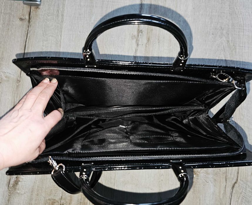 Czarna lakierowana elegancka torba