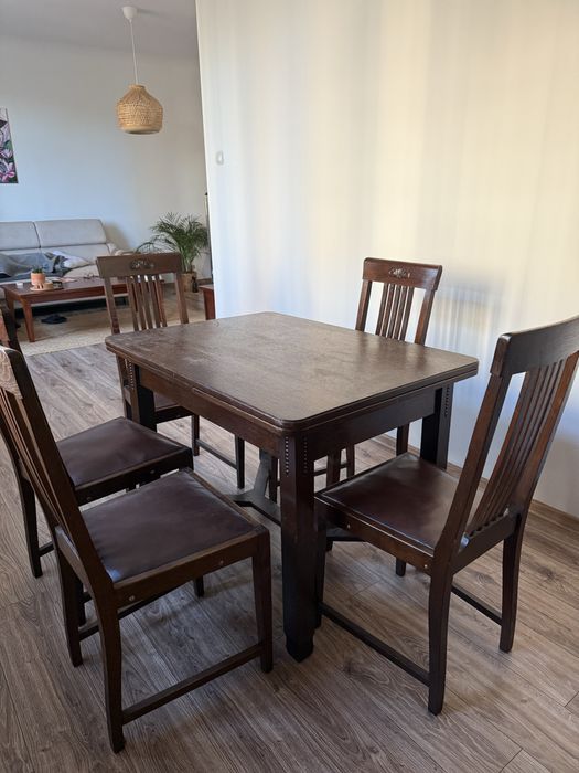 Stół drewniany z krzesłami do jadalni