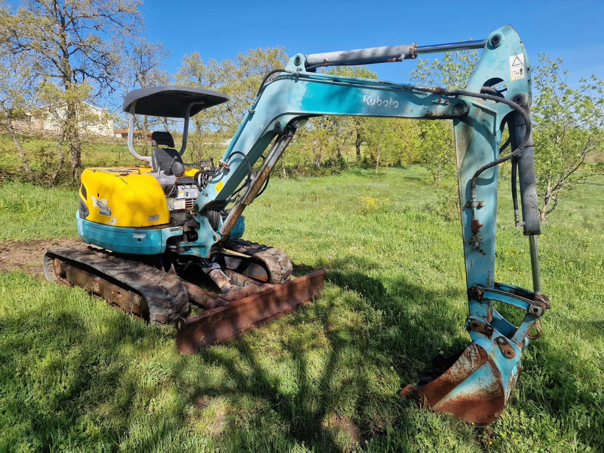 Giratória / Escavadora Kubota U-40 - 4 Toneladas