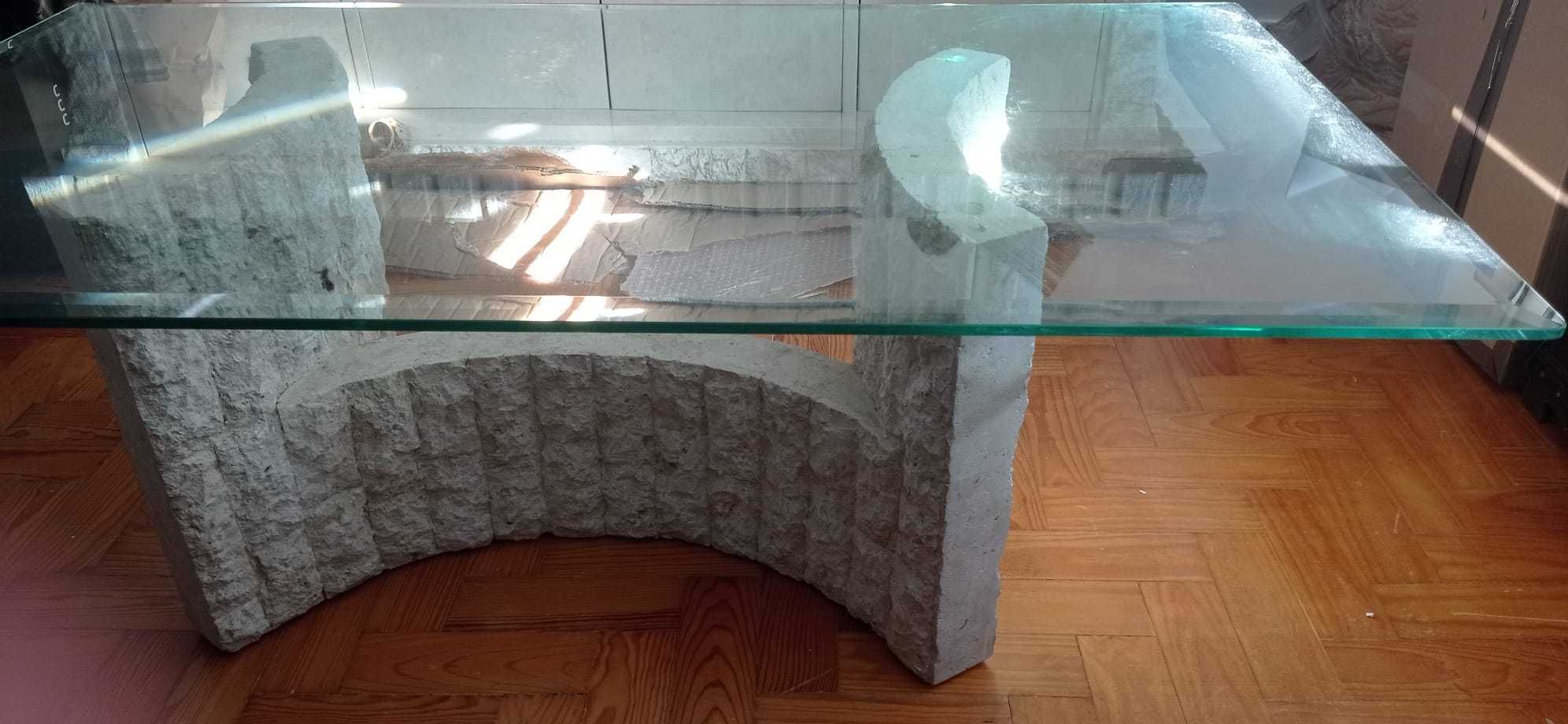 Mesa de centro com base de pedra e tampo de vidro