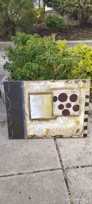 Quadro com pintura abstrata. Em Loulé.