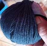 Wełna merynos 98%, kolor navy.