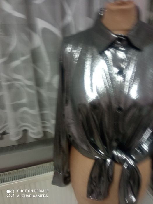 Piękna metaliczna srebrna koszula
