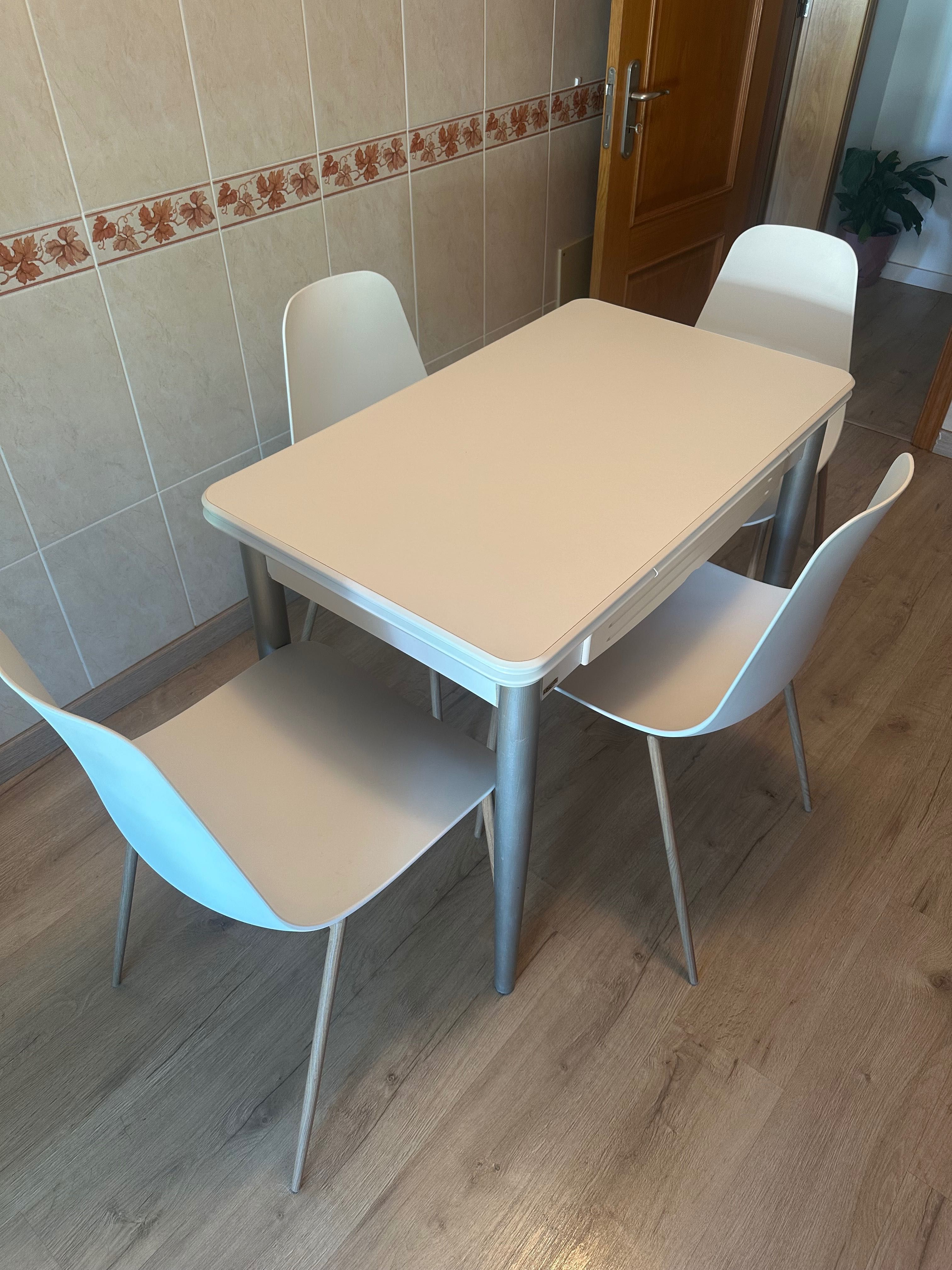 Mesa branca extensível + 4 Cadeiras