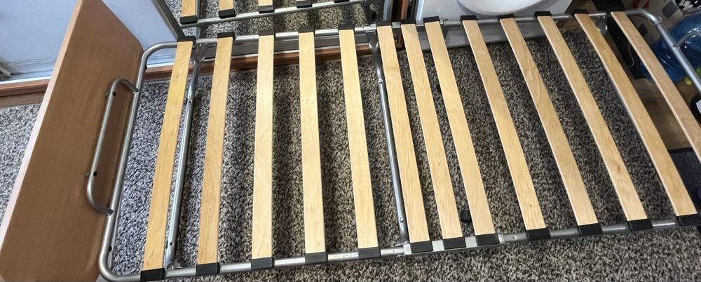 Розкладушка з ламелями та металевим каркасом