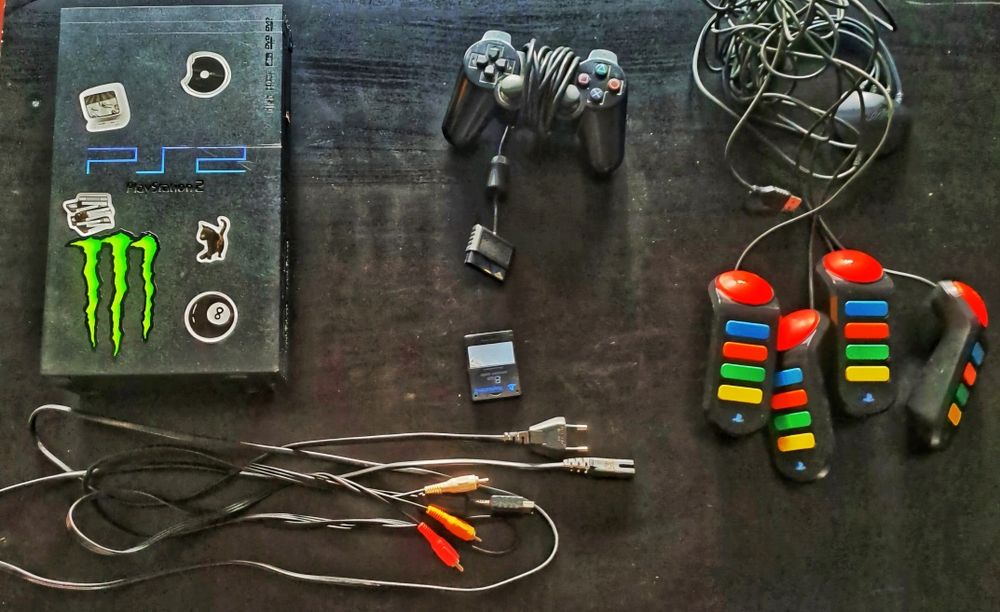 PlayStation 2  + 1 Controlo + Cartão de Memória + Cabos Originais