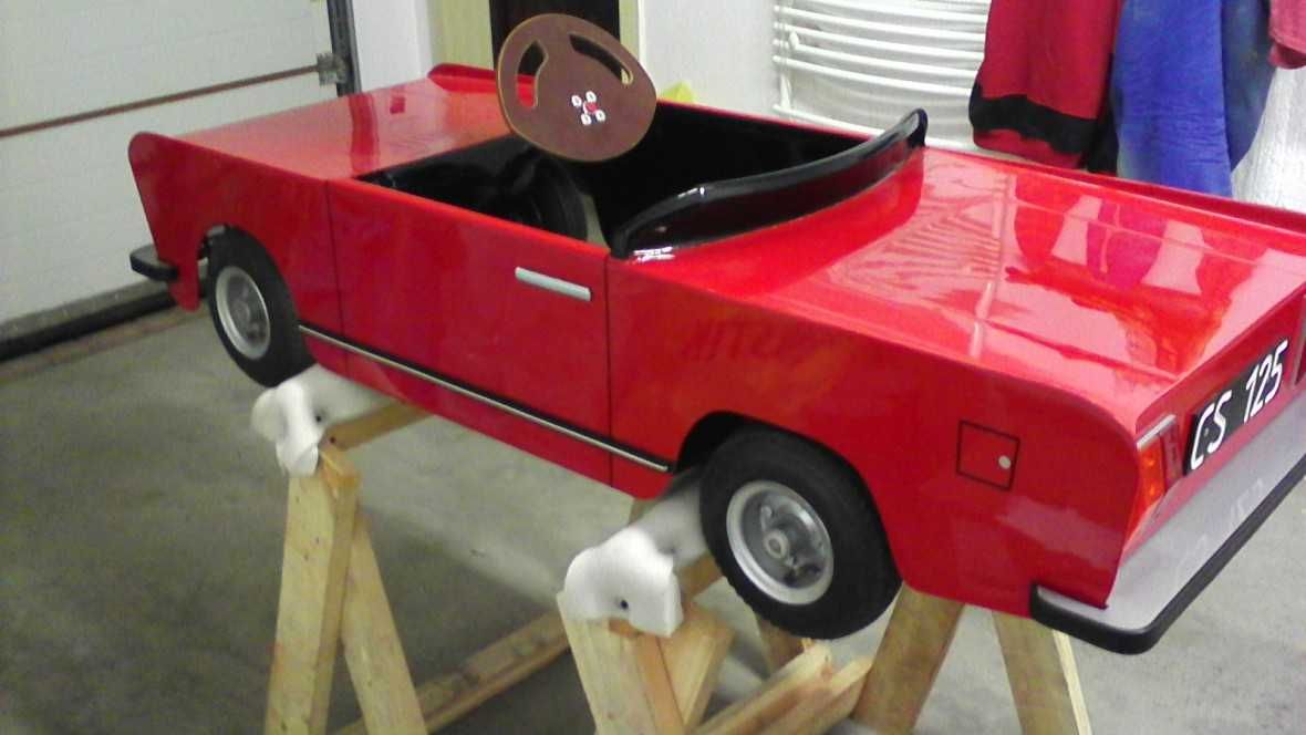 Samochód na baterie FIAT 125p.