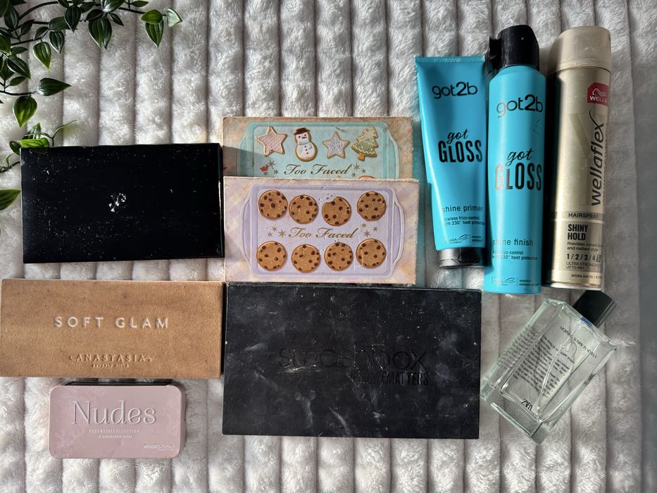 Zestaw uzywanych kosmetyków kolorowych i do stylizacji włosów