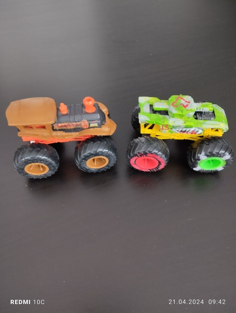 Autka Hot wheels dwie sztuki.