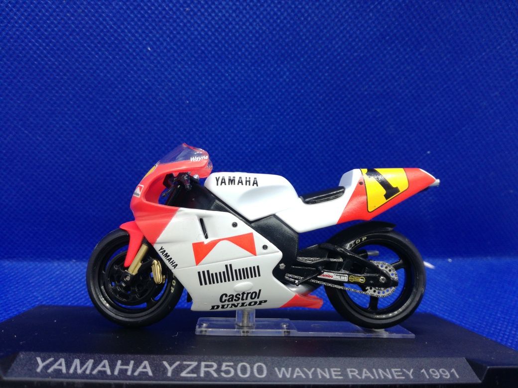 N. 102 Miniaturas Moto GP escala 1/24 estado novo 8 modelos