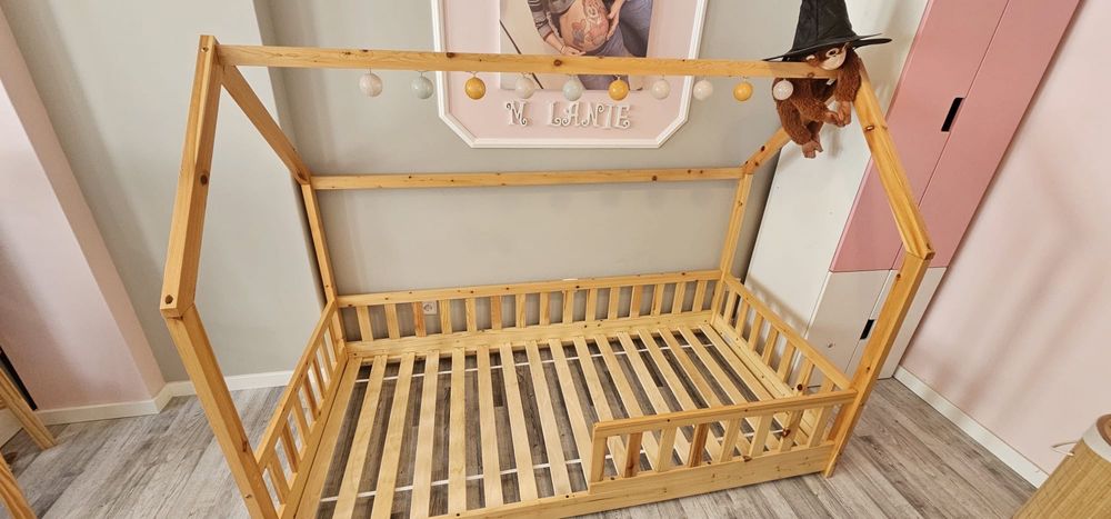 Cama montessori com colchão.