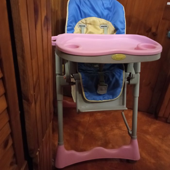 Fotelik do karmienia z tacami