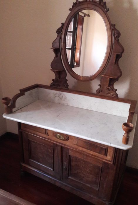 Aparador antigo em madeira com tampo de mármore e espelho oval