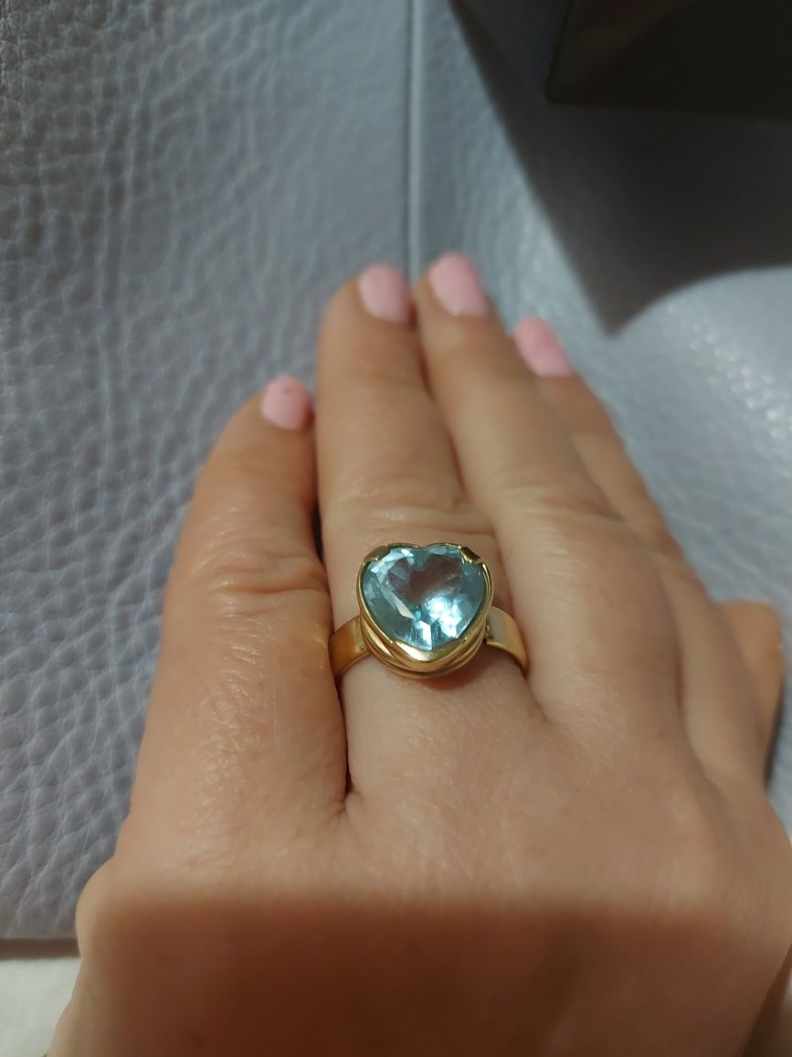 Золотое кольцос натуральным голубым топазом желтое золото 750пробы