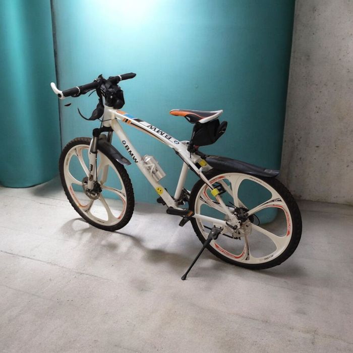 Велосипед BMW на литих дисках Білий