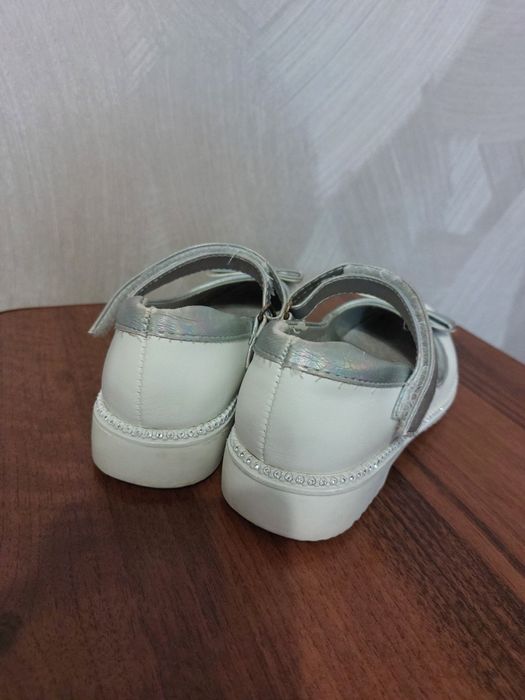 Туфлі для дівчинки білі святкові