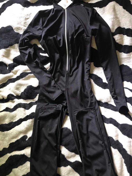 Чёрный обтягивающий комбинезон