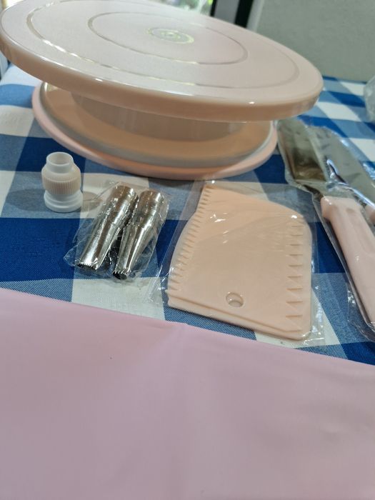 Conjunto de 32 peças para decoração de bolos. Novo