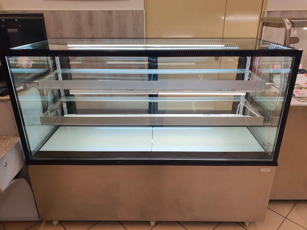 Piękna witryna cukiernicza Stalgast