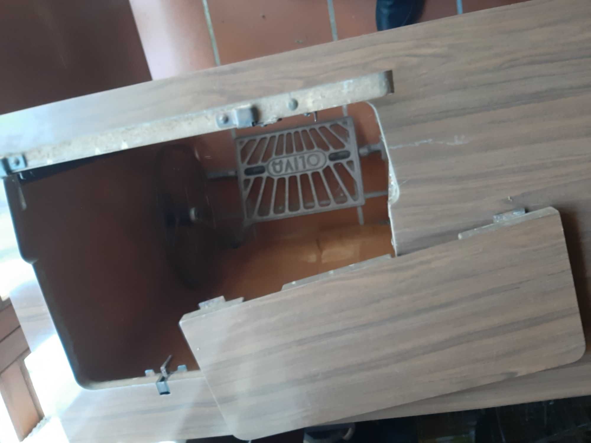 Móvel para máquina de costura Oliva ou outros fins.