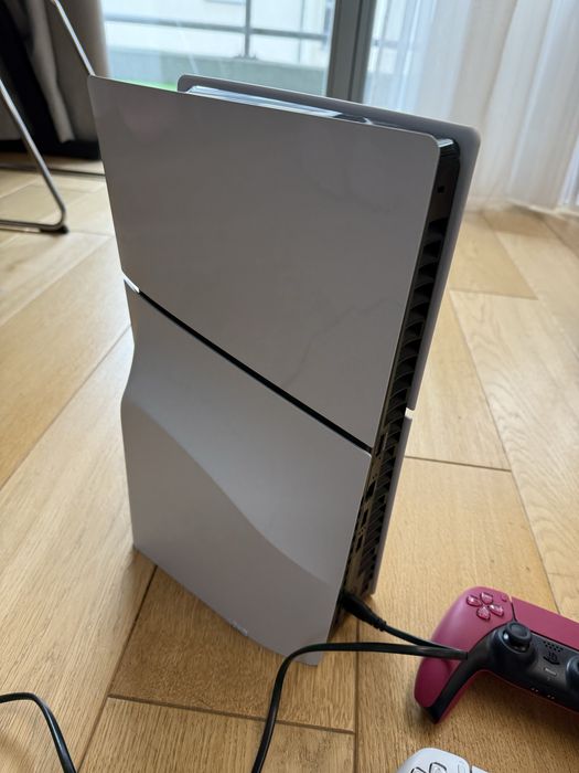 PlayStation 5 (1TB, wersja z napędem) + 2 pady • Stan idealny