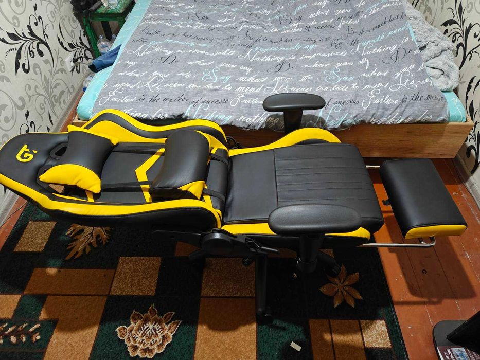 Геймерське крісло GT Racer X-2534-F — екошкіра. У відмінному стані!