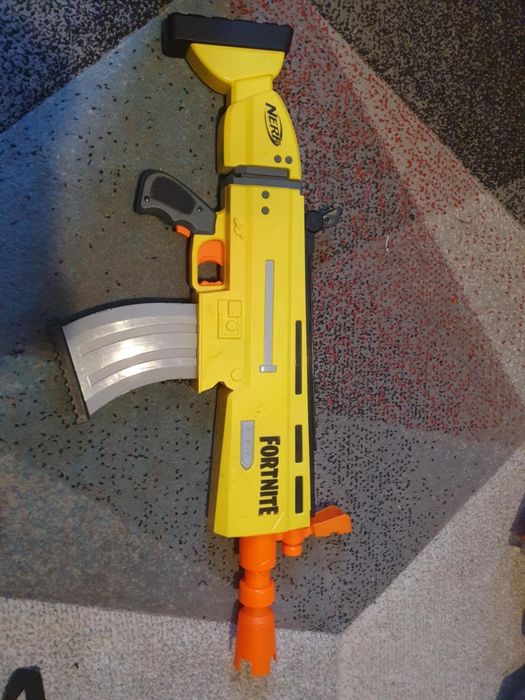 NERF Zestaw czterech kultowych wyrzutni + akcesoria do zabawy