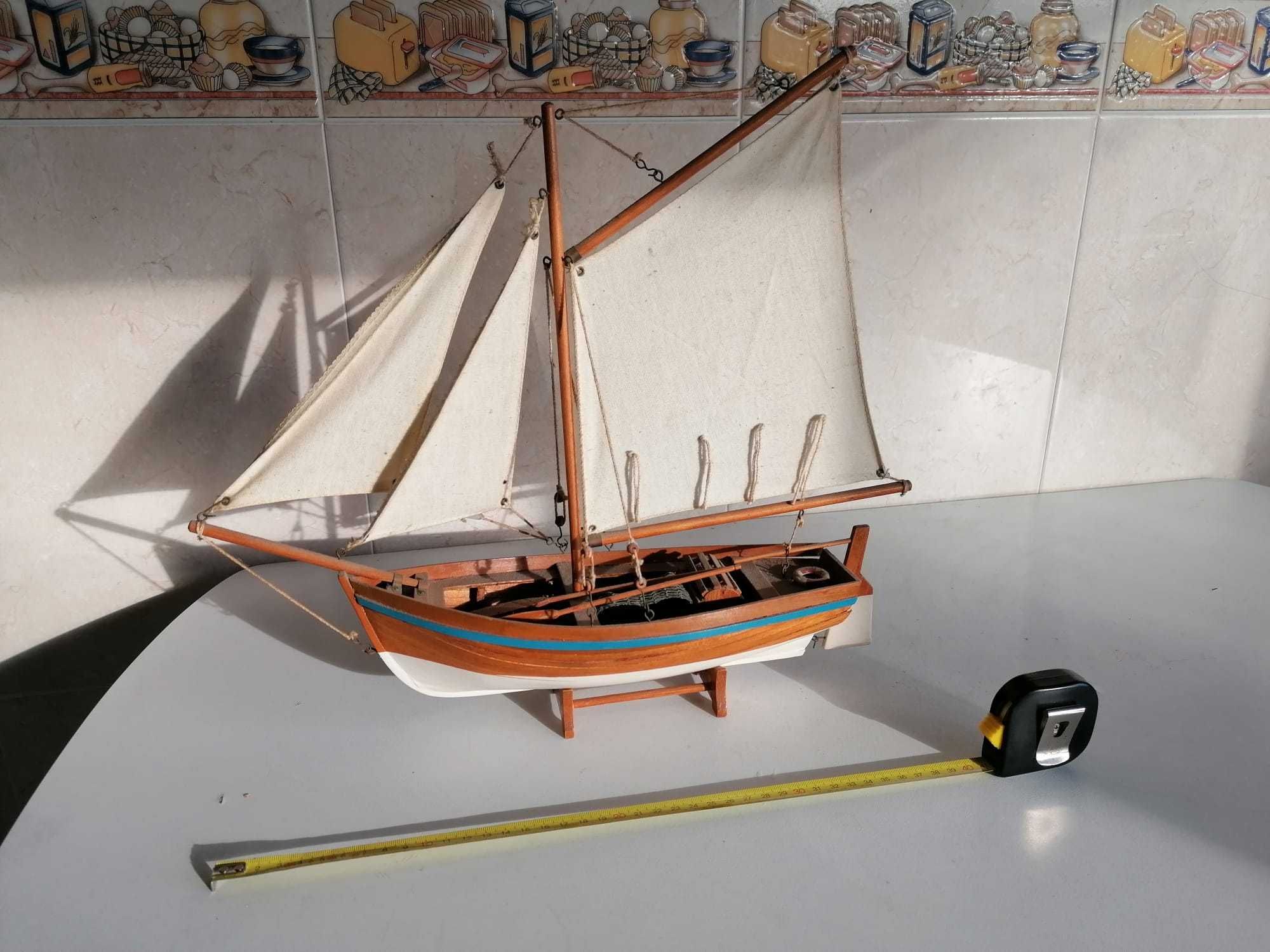 Barco decorativo veleiro em madeira