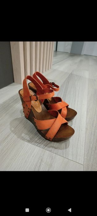 Sandały na koturnie