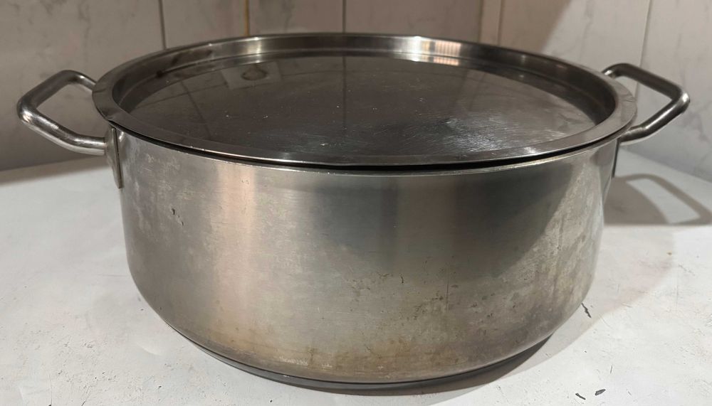 Panela em aço com 38 cm de diâmetro